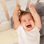Може ли плачът на бебето да навреди на отношенията му с родителите след време