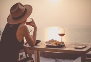 Хората, които се хранят сами в ресторанти, без да се чувстват неловко, притежават 9 уникални качества