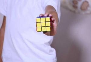 Изкуствен интелект нареди кубчето на Рубик за секунда, научил се сам