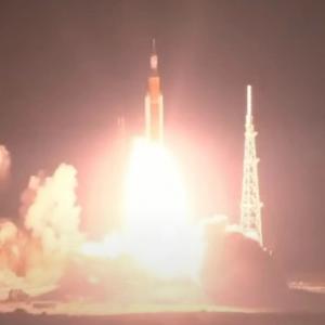 NASA изстреля успешно към Луната своята мегаракета