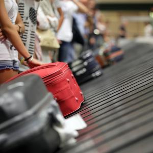 Служител на летището обяснява защо никога не трябва да връзвате панделки на багажа си