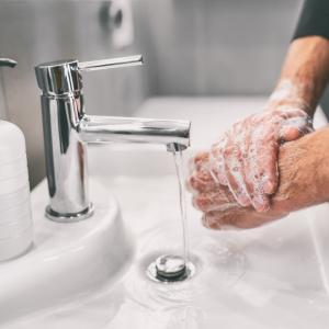 Виц: Така и така си миеш ръцете