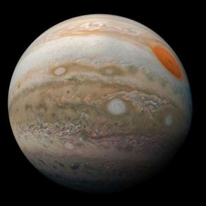 Странното ядро на Юпитер вероятно е вследствие от мощен челен сблъсък