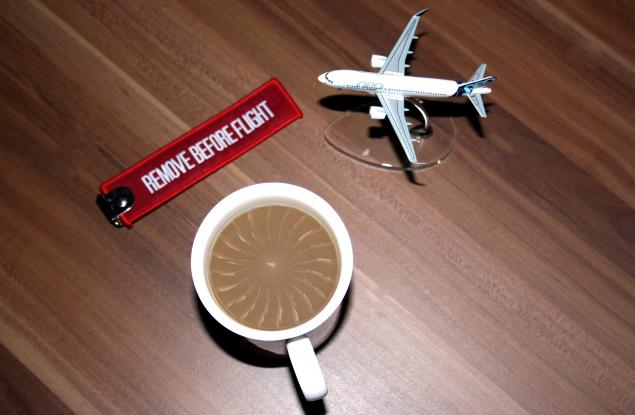 Стюардеса обяснява защо никога не трябва да пиете горещи напитки в самолета