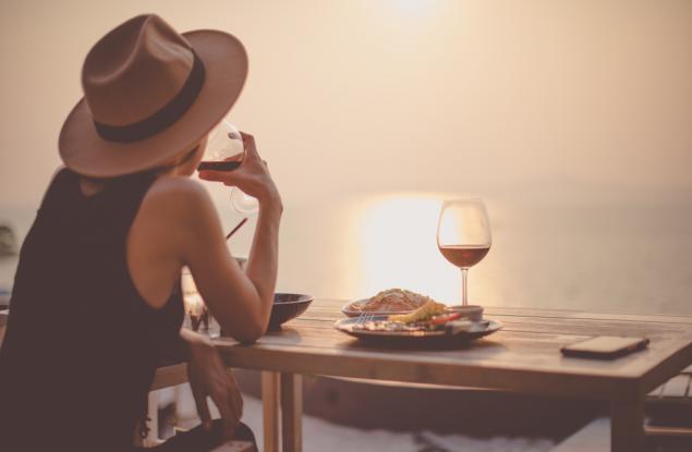 Хората, които се хранят сами в ресторанти, без да се чувстват неловко, притежават 9 уникални качества
