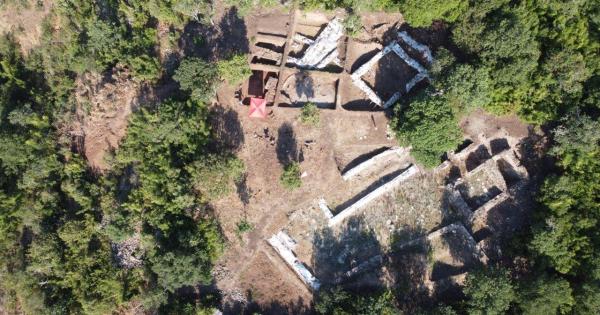 Огромен мраморен блок от 3 ти век с изобразен медальон откриха археолози при