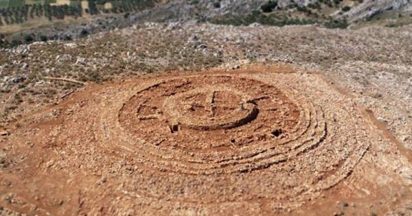 На хълм на гръцкия остров Крит е открит забележителен каменен