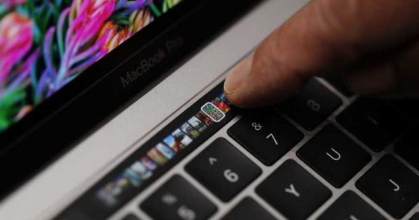Множество сигнали от потребители предполагат че екраните на устройствата MacBook