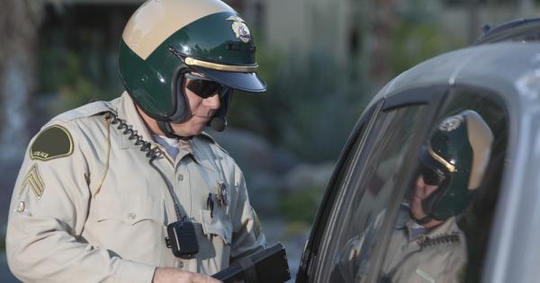 Полицай спира кола за проверка Аптечка триъгълник пожарогасител документи
