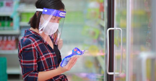 Прозрачните предпазни щитове, покриващи предната част на лицето, са популярни
