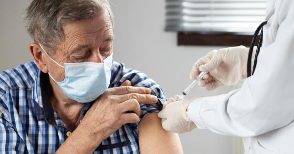Четвърта доза на ваксина срещу Covid 19 дадена на хора