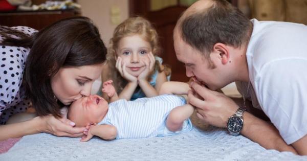 Какво се случва през първия месец от живота на новороденото?