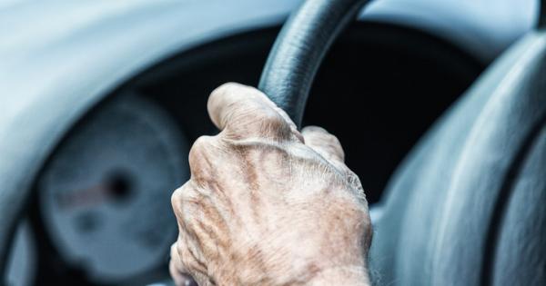Американски учени откриха защо възрастни хора, които шофират, често не