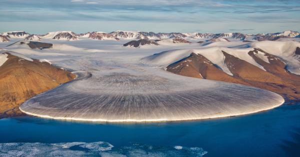 На пръв поглед този ледник в североизточна Гренландия, наречен Слонски крак,