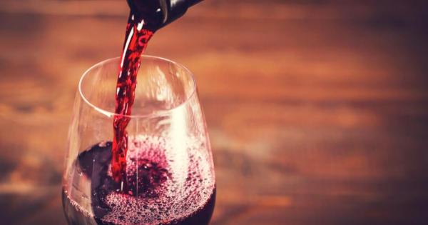 Чаша червено вино на ден намалява риска от рак на