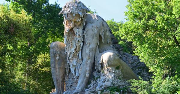 Апенинският колос Colosso dell Appennino е масивна 10 6 метрова скулптура извисяваща се