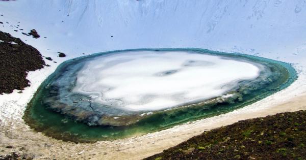 Малкото ледниково езеро Рупкунд разположено в индийския щат Утаракханд на