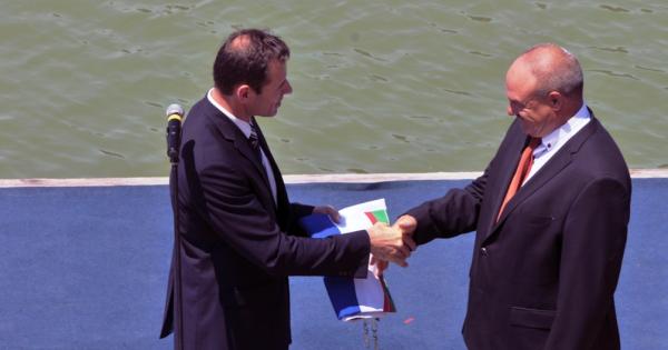 Президентът на Международната федерация по гребане ФИСА Жан Кристоф Ролан пристига