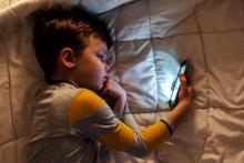 Ограничаването на екранното време на децата до три часа седмично подобрява психичното им здраве