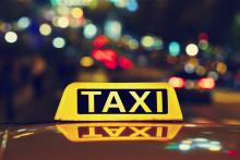 Виц: Таксиметров шофьор си търси гадже