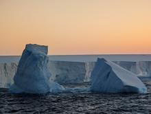 Най-големият айсберг в света се върти на едно място 